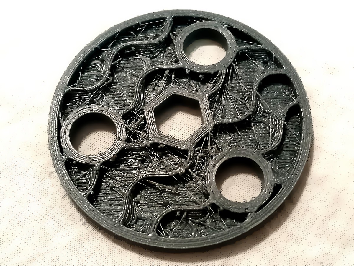 外壁与内部填充实拍,空隙间还有拉丝缺陷。这不是支撑结构,也不是标准无缺陷样本。